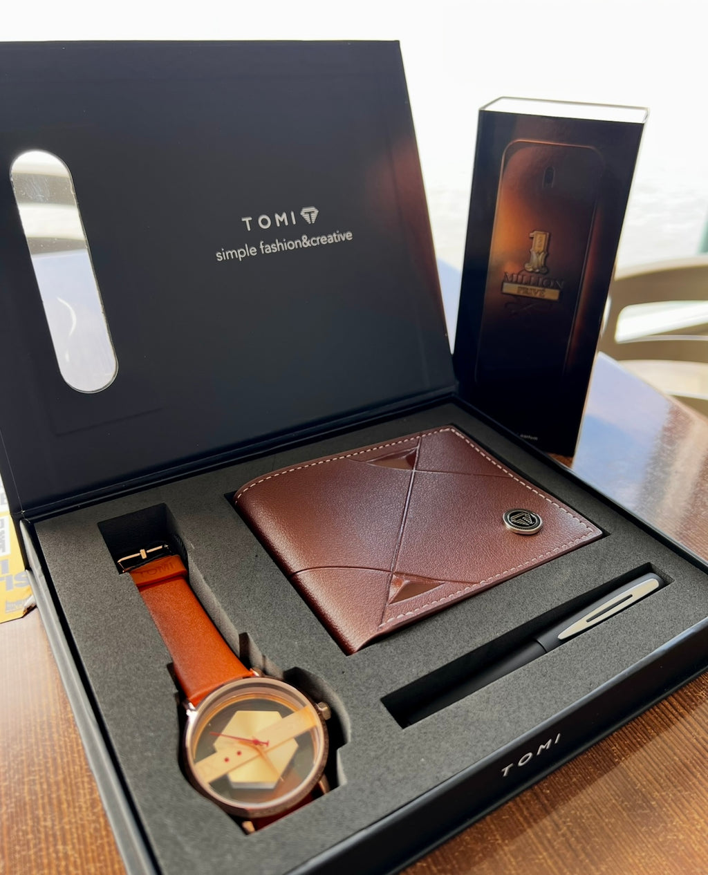 Set de Regalo Premium para Hombre "Tomi Elegance" (Reloj, Billetera, Bolígrafo + Fragancia Exclusiva)
