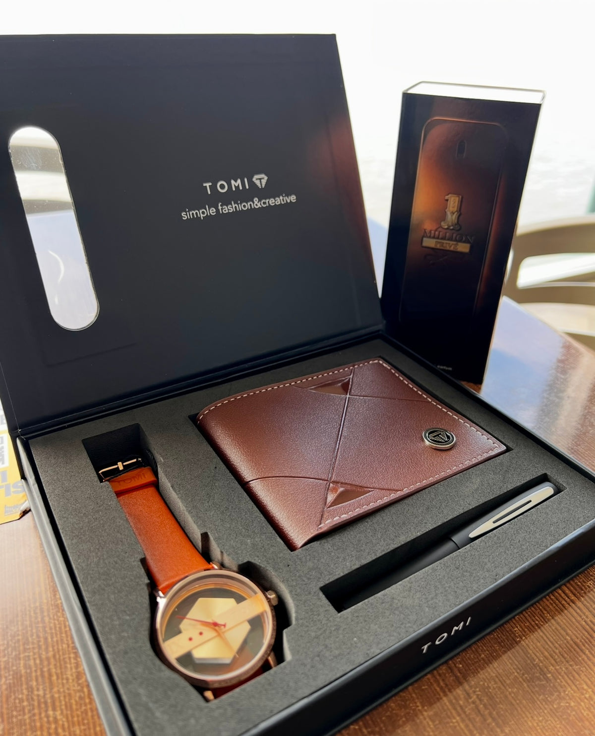 Set de Regalo Premium para Hombre "Tomi Elegance" (Reloj, Billetera, Bolígrafo + Fragancia Exclusiva)
